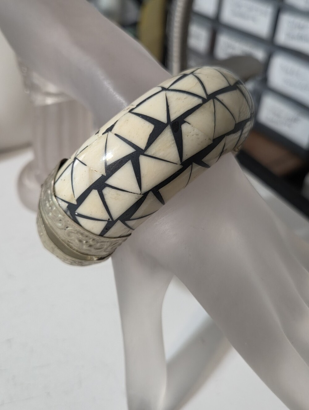 vtg artisan inlaid bovine hinged ethnic bangle bracelet chunky cream silver 7in